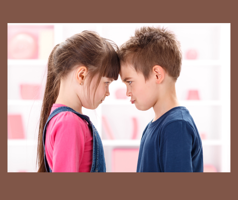 Мальчик с девочкой ссорятся из-за двое игрушек. И больше не дерись! Как избежать ревности между детьми в семье.